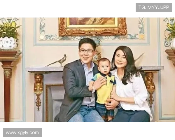 郭晶晶携手丈夫霍启刚携爱子出游展现家庭幸福温馨画面 郭晶晶携手丈夫霍启刚携爱子出游展现家庭幸福温馨画面