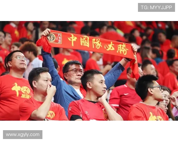 国足奋力鏖战九十分钟终获胜利再燃球迷激情展现拼搏精神