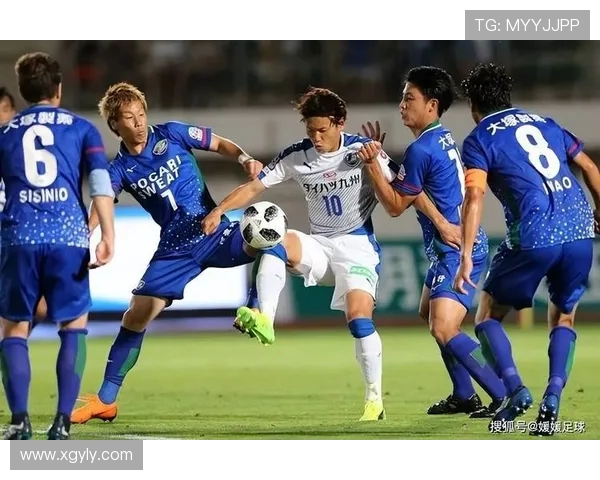 冈山绿稚与山口雷诺的激烈对决展现足球魅力与团队精神